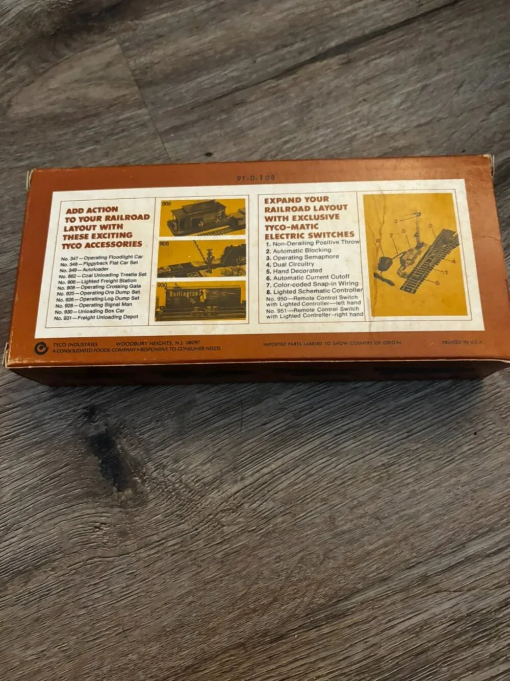 Tyco HO tank car Shell railroad train set up display